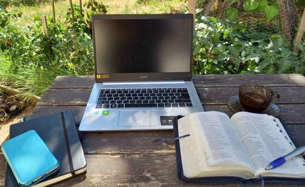 Hajnali 5 óra - Biblia, napló, kávé